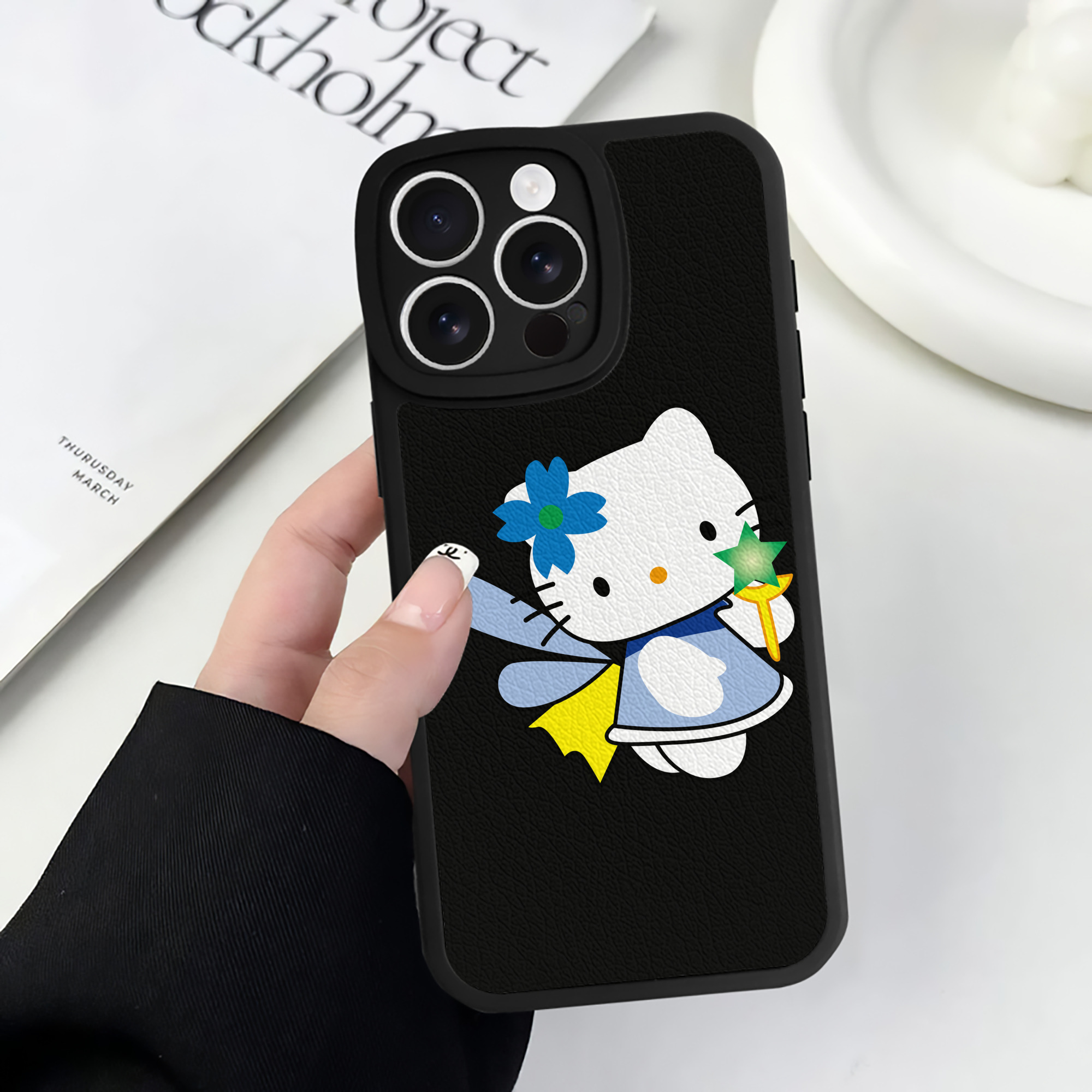 （画像用） Hello Kitty ハローキティ 【iPhone 16シリーズ対応】シリコンスマホケース（レザー調） 材質：シリコン